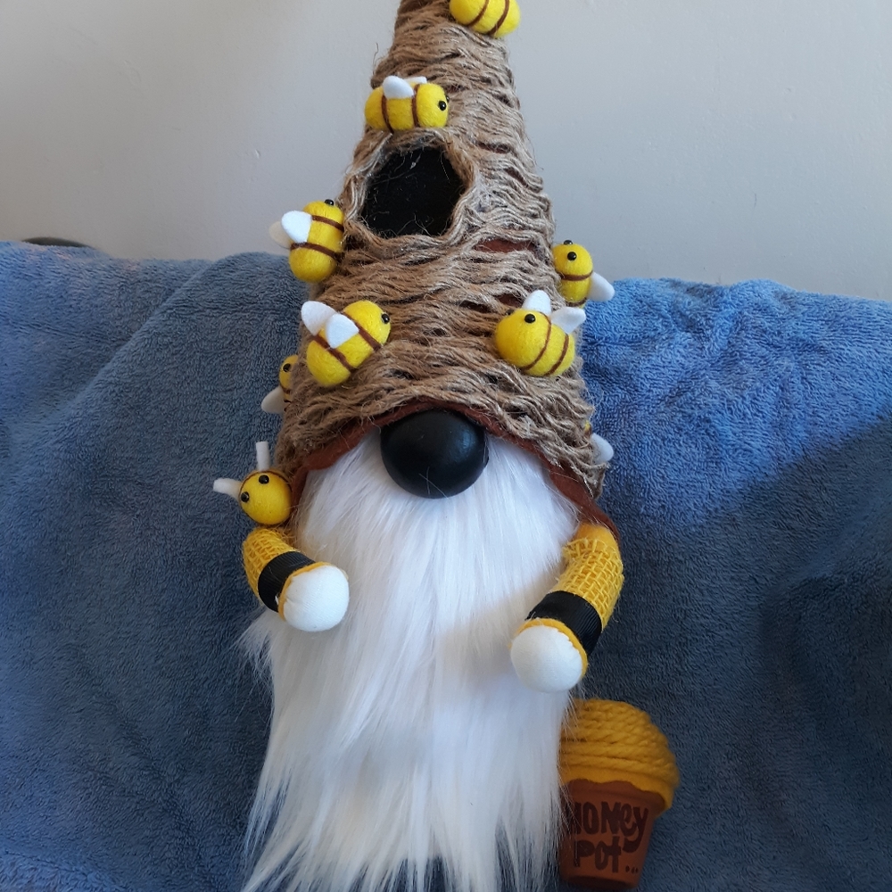 Bumble bee gnome with honey pot